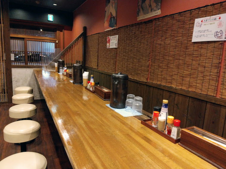 掛川喜八屋つけめん店内カウンター