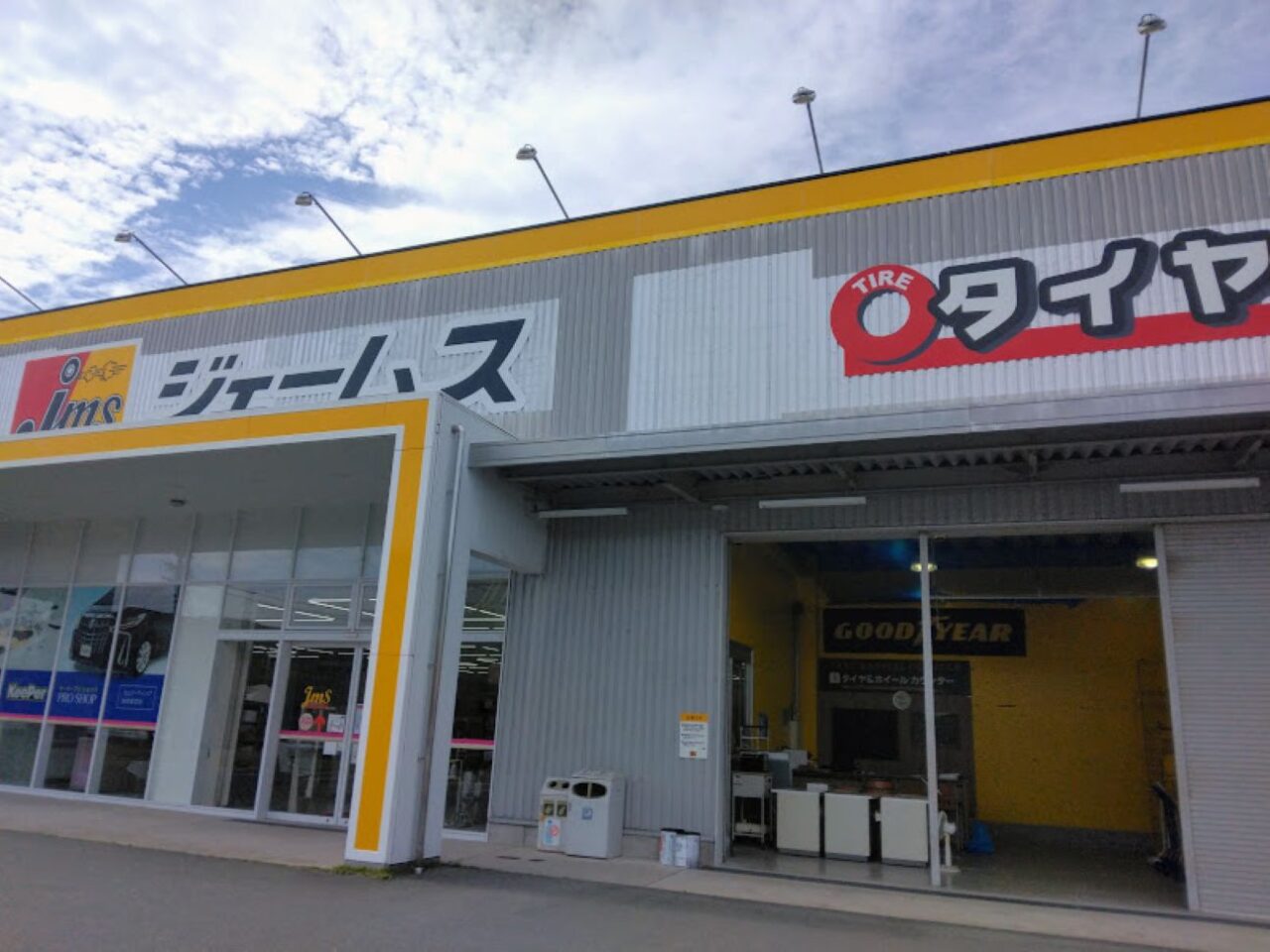 ジェームズ磐田店車検車タイヤ