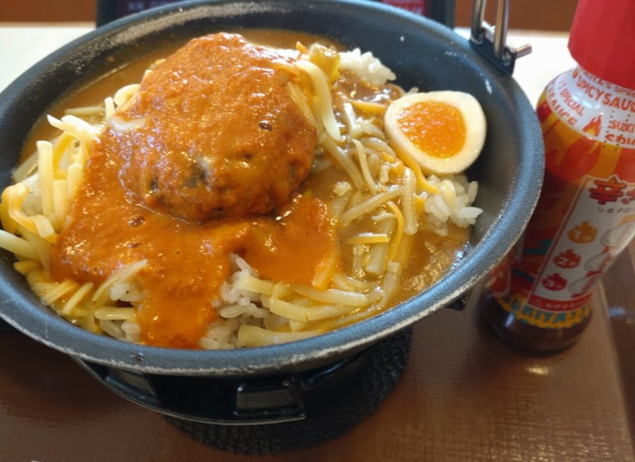映画クレヨンしんちゃん超華麗！灼熱のカスカベダンサーズ」とのコラボメニュー「灼熱の焼きハンバーグカレー限定カレー