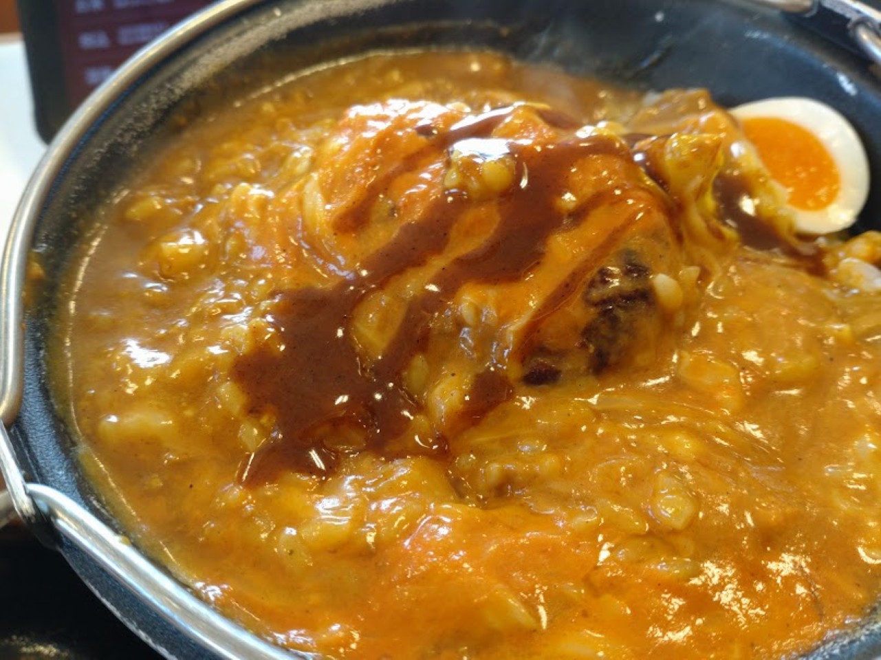 映画クレヨンしんちゃん超華麗！灼熱のカスカベダンサーズ」とのコラボメニュー「灼熱の焼きハンバーグカレー限定カレー